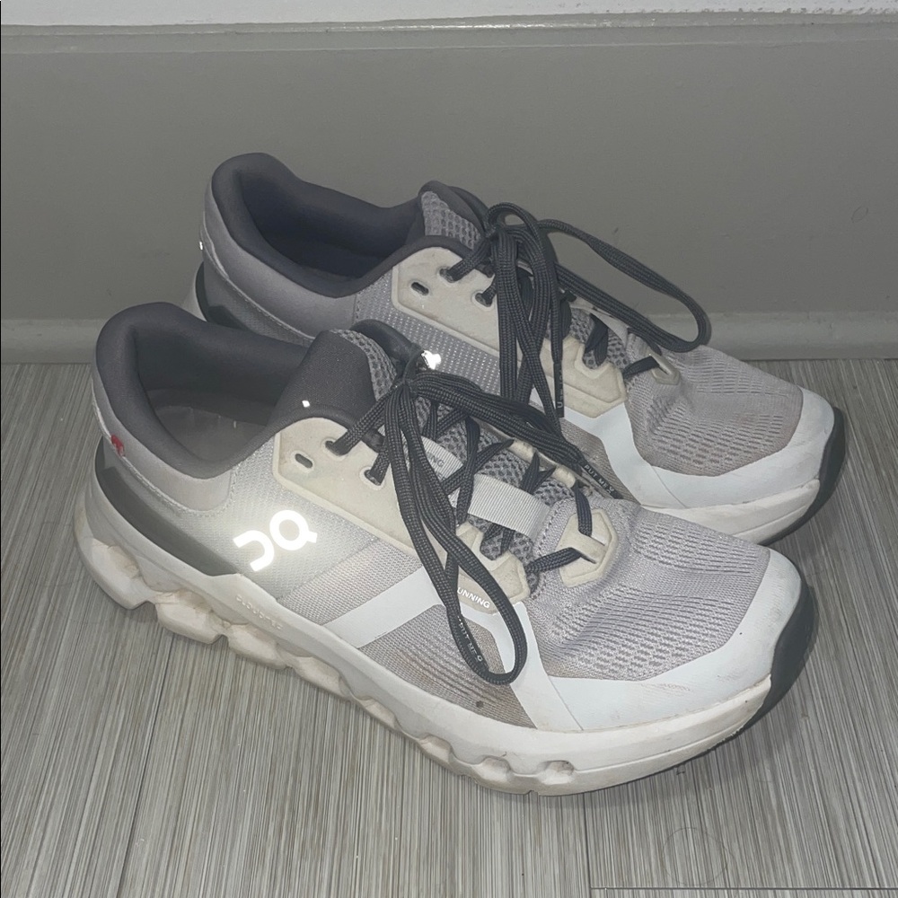 ON cloud runner Gray and White Sneakers